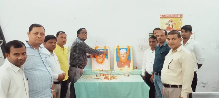 Azamgarh News: Atraulia Community Health Center unveiled the portrait of Father of the Nation Mahatma Gandhi and former Prime Minister Shri Lal Bahadur Shastri and laid wreath.