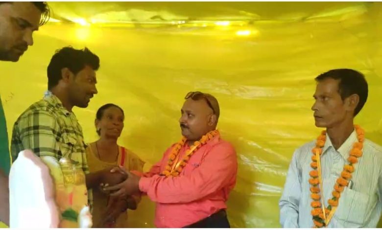 Agra News : समाचार विश्व संदेश कार्यालय में काबिल फिल्म की टीम ने पत्रकारों का किया सम्मान