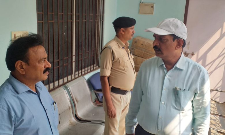 Bihar News District Magistrate conducted surprise inspection of various offices located at the Collectorate