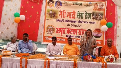 अम्बेडकर नगर न्यूज मेरी माटी मेरा देश अमृत कलश यात्रा तहत का अनेकों ग्राम पंचायत से आये हुये कलश का हुआ स्वागत लोगों ने वीरसपुतो को किया याद