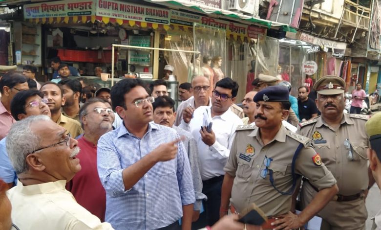 Prayaagraj News :जिलाधिकारी ने रामलीला स्थलों तथा निकलने वाली झांकियों के मार्गों का किया स्थलीय निरीक्षण