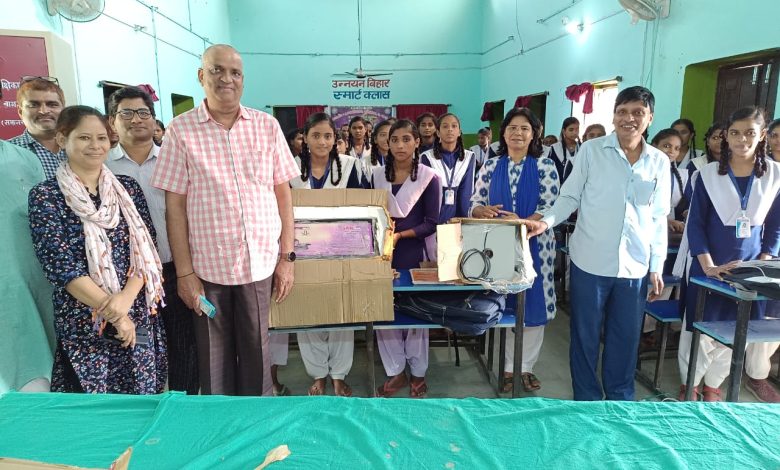 बिहार न्यूज़ : सैनेटरी नैपकिन वेंडिंग मशीन एवं इंसीनरेटर मशीन पाकर छात्राएं हुई प्रफुल्लित- मेरी आडलीन