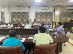Prayagraj News: District Magistrate gave instructions to issue show cause notice to the officers absent in the meeting

