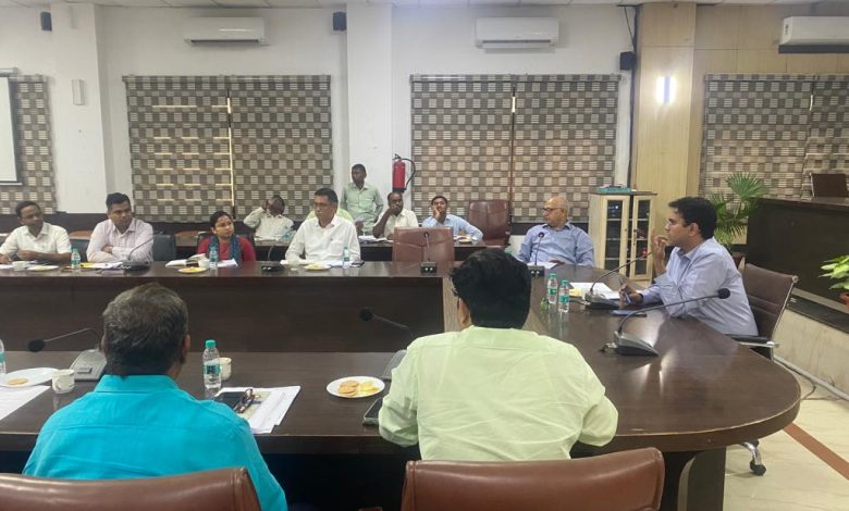 Prayagraj News: District Magistrate gave instructions to issue show cause notice to the officers absent in the meeting