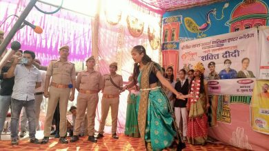 अम्बेडकर नगर न्यूज नारी मिशन शक्ति के तहत देवरिया बाजार में पुलिस ने बालिकाओं को किया जागरूक