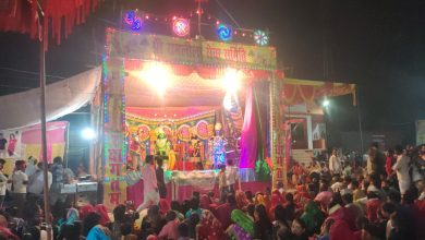 Ambedkar Nagar News Artists performed the incidents of Khar Dushan murder and Sita abduction. Crowd of audience gathered.