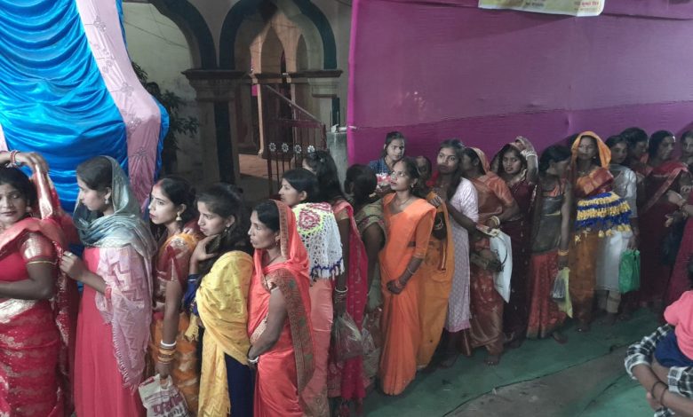 Bihar News- Crowd of devotees gathered on Ashtami in Pethiya Ganchi of Bidupur Station Market, Collective Durga Temple.