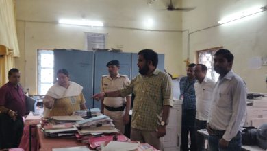 Bihar News-Today at exactly 10:30 am, a surprise inspection of various offices located at the Collectorate was conducted by the District Magistrate.