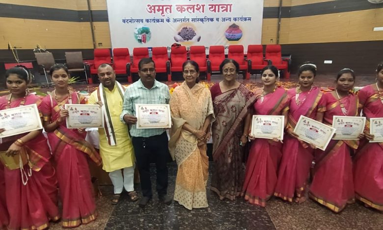Prayaagraj News :जिला पंचायत सभागार में अमृत कलश यात्रा वंदनोत्सव कार्यक्रम का किया गया आयोजन