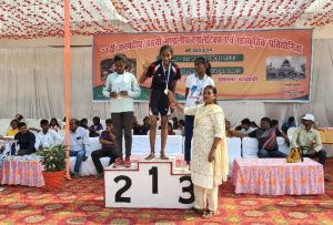 Ambedkar Nagar News: Two girl students of Chit Bahal Adarsh ​​Girls Inter College brought glory to the school by securing first place in the zonal sports competition.

