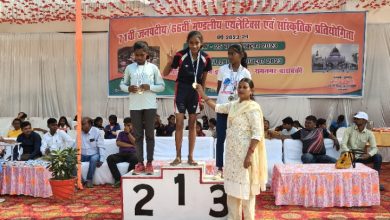 Ambedkar Nagar News: Two girl students of Chit Bahal Adarsh ​​Girls Inter College brought glory to the school by securing first place in the zonal sports competition.