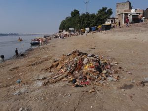 Bihar News-Pile of dirt at the cremation ground of Konhara, Hajipur.