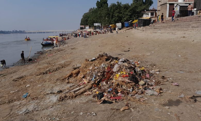 Bihar News-Pile of dirt at the cremation ground of Konhara, Hajipur.