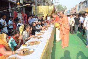 Agra News : श्रीमनःकामेश्वर मंदिर के भंडारे में दिखी सद्भावना मिटाया धर्म,जाति, ऊंच-नीच, अमीर-गरीब का भेद एक ही पंगत में ग्रहण किया प्रसाद