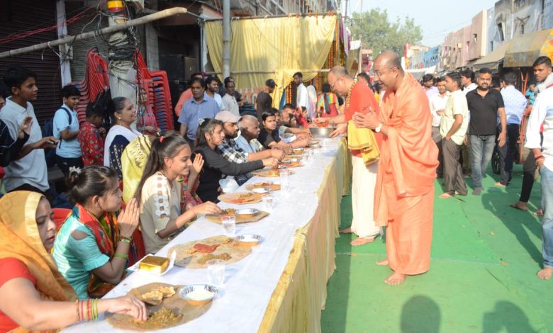 Agra News : श्रीमनःकामेश्वर मंदिर के भंडारे में दिखी सद्भावना मिटाया धर्म,जाति, ऊंच-नीच, अमीर-गरीब का भेद एक ही पंगत में ग्रहण किया प्रसाद