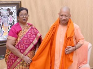 Bihar News Former Deputy Chief Minister of the state Renu Devi met Uttar Pradesh Chief Minister Yogi Adityanath and honored him.