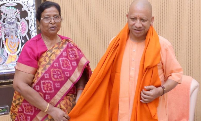 Bihar News Former Deputy Chief Minister of the state Renu Devi met Uttar Pradesh Chief Minister Yogi Adityanath and honored him.