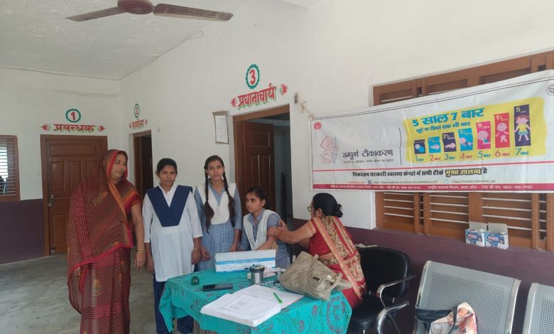 अम्बेडकर नगर न्यूज-डा. राम मनोहर लोहिया इण्टर कालेज इटौरी बुजुर्ग अम्बेडकर नगर में आज हुआ सम्पूर्ण टीकाकरण अभियान का आयोजन