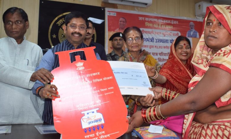 Prayagraj News :प्रधानमंत्री उज्जवला योजना के लाभार्थिंयों को निःशुल्क गैस सिलेण्डर रिफिल वितरण कार्यक्रम में मा0 मंत्री जी मुख्य अतिथि के रूप में हुए सम्मिलित