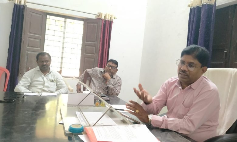 Ambedkar Nagar News: On Ayurveda Day and Diwali festival, Block Development Officer Anil Kumar Kushwaha distributed sweets and extended hearty congratulations to everyone.