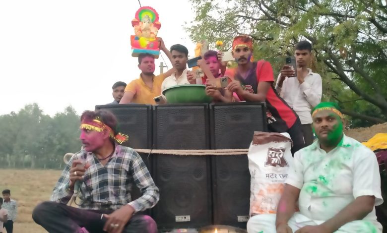 अम्बेडकर नगर न्यूज : लक्ष्मी माता प्रतिमा विसर्जन के बाद प्रसाद व भंडारे का किया गया वितरण सैकड़ों श्रद्धालु प्रसाद किए ग्रहण