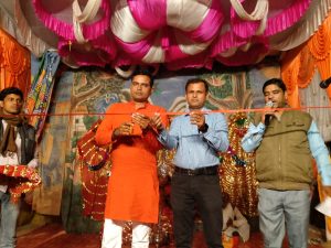 अम्बेडकर नगर न्यूज : आर्दश रामलीला समिति का मुख्य अतिथि ने फिता काट कर कार्यक्रम किया शुभारंभ राम लीला मंचन का र्दशको की उमड़ी भीड़ हैं