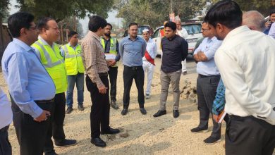Prayagraj News :महाकुम्भ 2025 के कार्यों में गुणवत्ता सुनिश्चित करने तथा सभी कार्यों को समय सीमा के अन्तर्गत पूर्ण कराने के दृष्टिगत आज मेलाधिकारी ने प्रयागराज विकास प्राधिकरण द्वारा कराए जा रहे चौड़ीकरण एवं सुदृढीकरण संबंधी कार्यों का निरीक्षण किया