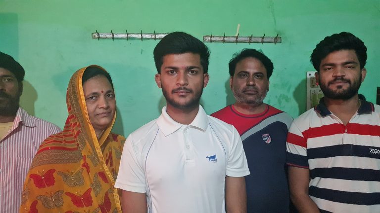 Etawah News: इंडो नेपाल क्रिकेट चैंपियनशिप में इटावा के ऑलराउंडर खिलाड़ी का हुआ चयन