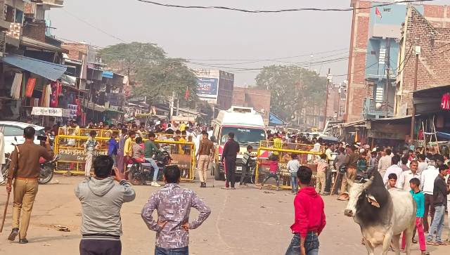 Etawah News :दामाद की पिटाई के बाद ससुरालियों ने पेड पर लटकाया शव, पुलिस ने आत्महत्या समझ कराया पोस्टमार्टम, गुस्साए ग्रामीणों ने लगाया जाम