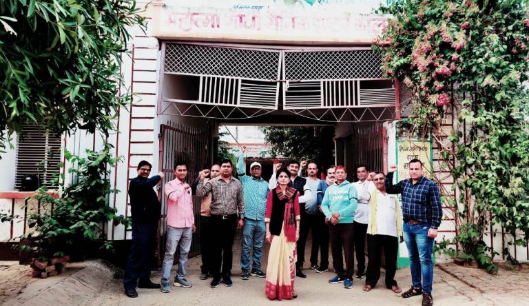 Etawah News : पुरानी पेंशन बहाली, एनपीएस की जांच एवं तदर्थ शिक्षकों के वेतन रोके जाने को लेकर शिक्षकों ने जताया विरोध