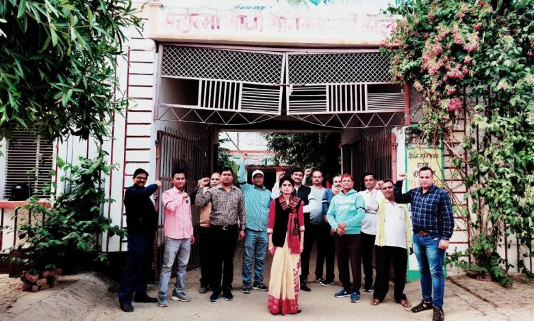 Etawah News : पुरानी पेंशन बहाली, एनपीएस की जांच एवं तदर्थ शिक्षकों के वेतन रोके जाने को लेकर शिक्षकों ने जताया विरोध