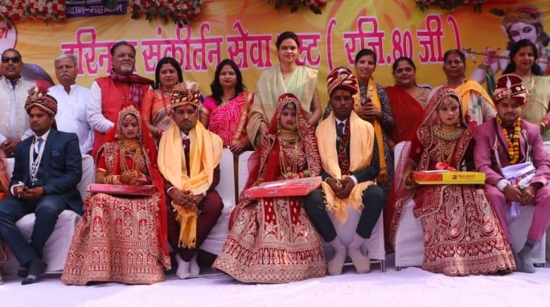 Agra News The groom is riding on a mare with a sword tied in his waist, five sons and daughters are getting married.