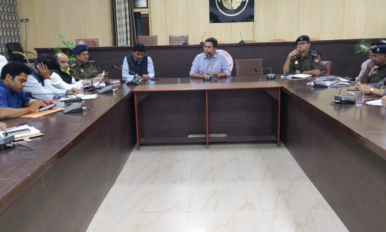 Prayagraj News: A meeting was held under the chairmanship of the District Magistrate regarding the preparations for celebrating Dev Diwali festival in a grand and divine form.