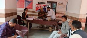 Ambedkar Nagar News Station in-charge Bechu Singh Yadav listened to the problems of the complainants on Police Station Day.

