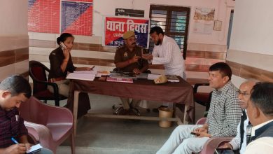 Ambedkar Nagar News Station in-charge Bechu Singh Yadav listened to the problems of the complainants on Police Station Day.