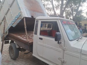 Bihar News A large consignment of foreign liquor loaded on a pickup van and tractor recovered, a smuggler arrested