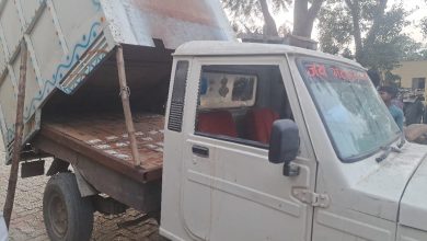 Bihar News A large consignment of foreign liquor loaded on a pickup van and tractor recovered, a smuggler arrested