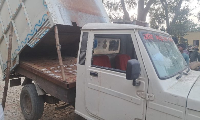 Bihar News A large consignment of foreign liquor loaded on a pickup van and tractor recovered, a smuggler arrested