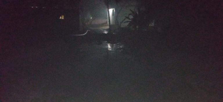 अम्बेडकर नगर : गांव देवरिया बुजुर्ग की सड़क बनी तालाब,पैदल चलना भी दूभर