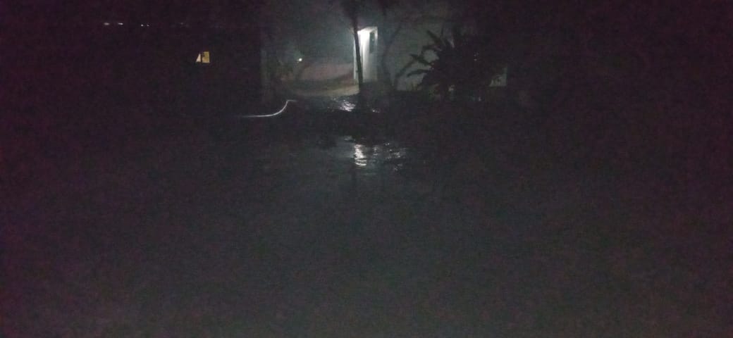 अम्बेडकर नगर : गांव देवरिया बुजुर्ग की सड़क बनी तालाब,पैदल चलना भी दूभर