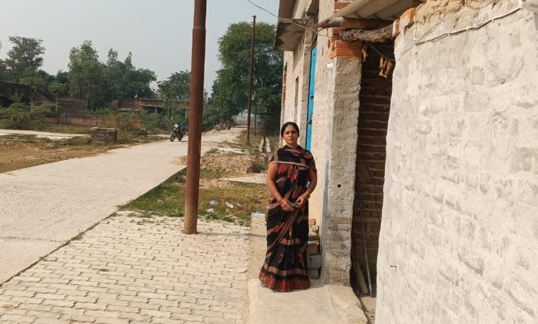 Ambedkar Nagar News Entrepreneurs built factories and installed machines but there is no electricity and water supply, road drains are also in bad condition.