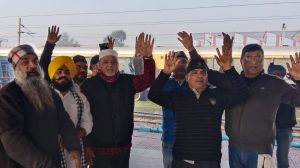 Agra News : बोले सो निहाल सतश्री अकाल की जयकारो की गूंज के साथ आगरा कैंट स्टेशन परिसर हुआ गुंजायमान