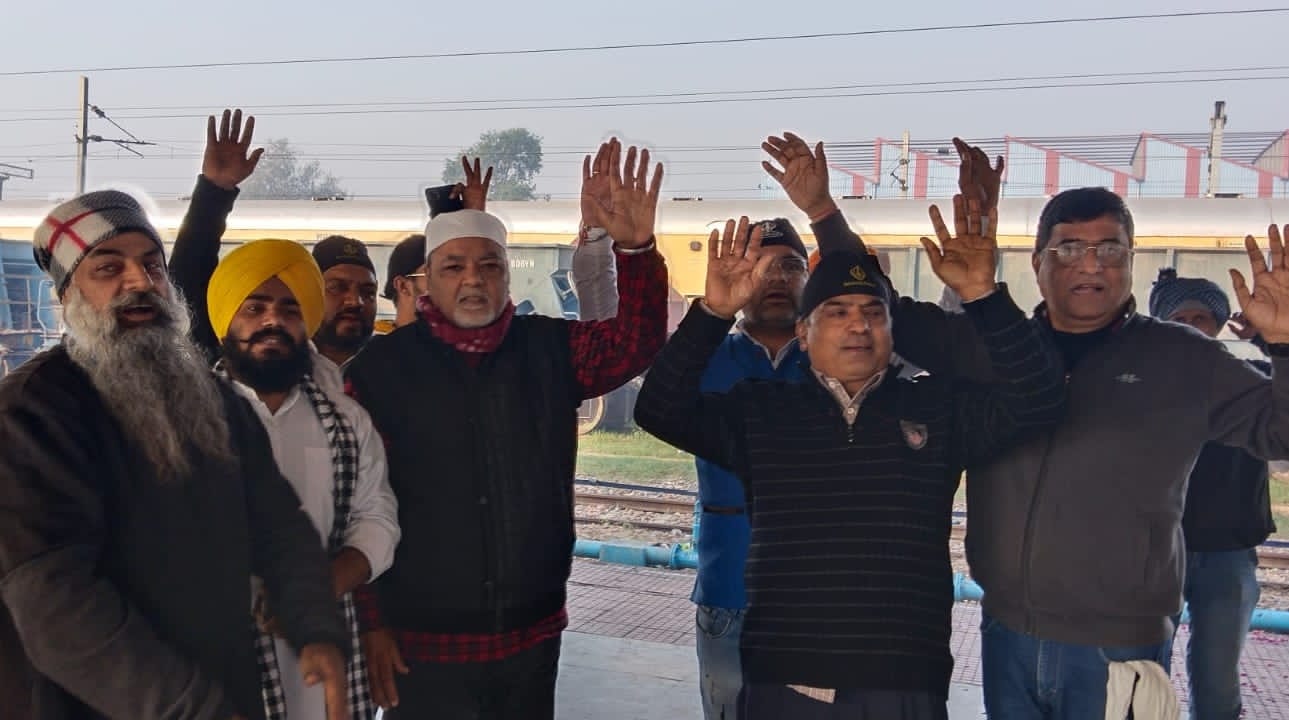 Agra News : बोले सो निहाल सतश्री अकाल की जयकारो की गूंज के साथ आगरा कैंट स्टेशन परिसर हुआ गुंजायमान