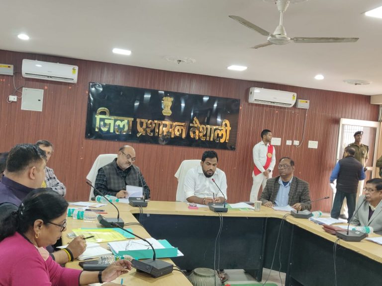 Bihar News - Medical officers should visit the area and get feedback from people on the accessibility of health services - District Magistrate.