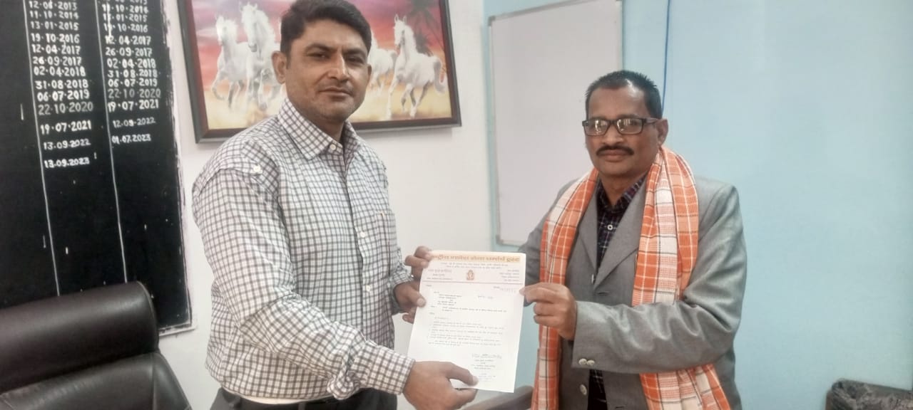 Ambedkar Nagar News President Ganesh Kumar Kanojia gave memorandum to Tehsildar demanding various development works.