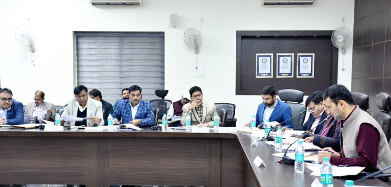 Prayagraj News : मण्डलायुक्त ने ठण्ड के दृष्टिगत सभी चिन्हित/आवश्यक स्थानों पर अलाव की व्यवस्था सुनिश्चित रखने के दिए निर्देश