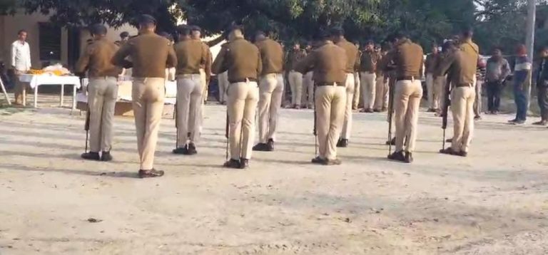 Bihar News Policemen saluted late Police Sub Inspector Manjhi with state honour.