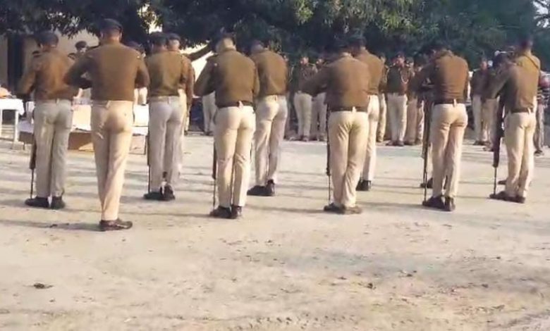 Bihar News Policemen saluted late Police Sub Inspector Manjhi with state honour.