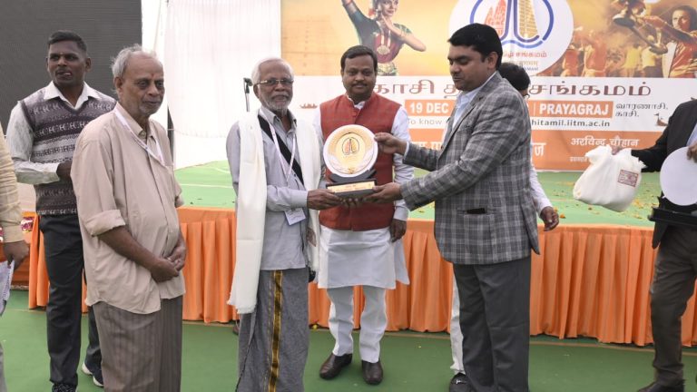 Prayagraj News: Members of the second group of Kashi Tamil Sangam were given a grand welcome on their arrival in Prayagraj.