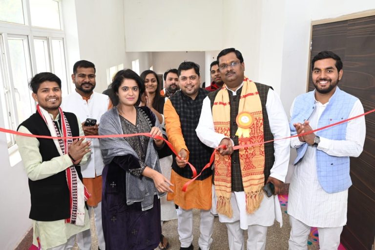 Agra News: Akhil Bharatiya Vidyarthi Parishad's Amrit Mahotsav program inaugurated at Khandari Campus Shivaji Mandapam.